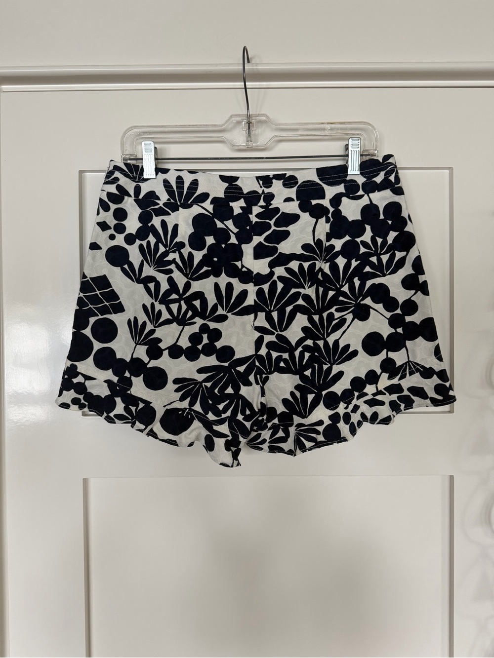 NWT Trina Turk Navy & White Botanical Print Shorts Size 6 - Picture 2 of 7